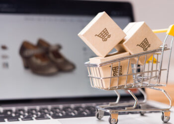 Ilustracja przedstawiająca model wózka sklepowego na laptopie