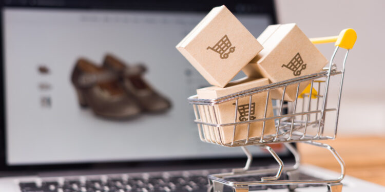 Ilustracja przedstawiająca model wózka sklepowego na laptopie